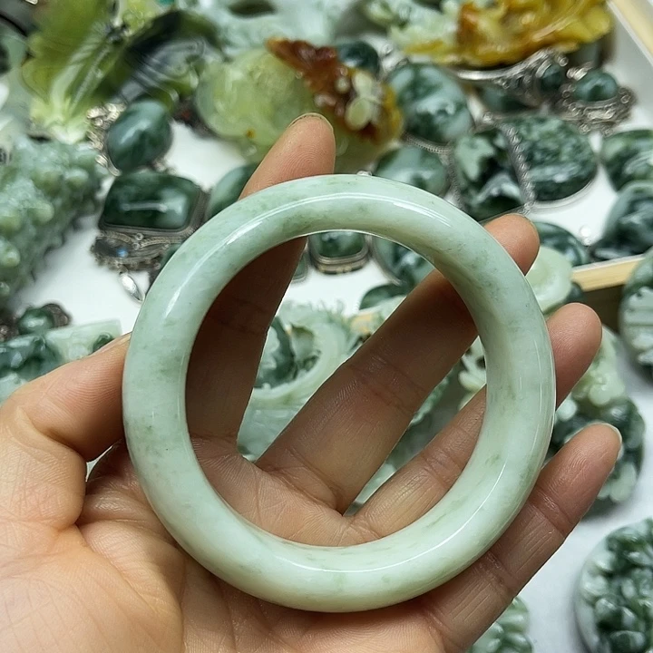 透闪石-蛇纹石玉未镶嵌颈饰