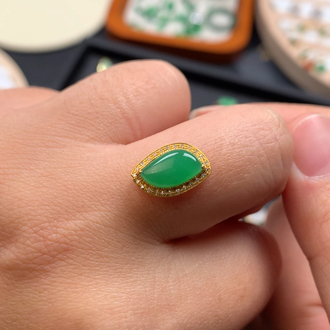 翡翠18K金镶嵌颈饰翡翠