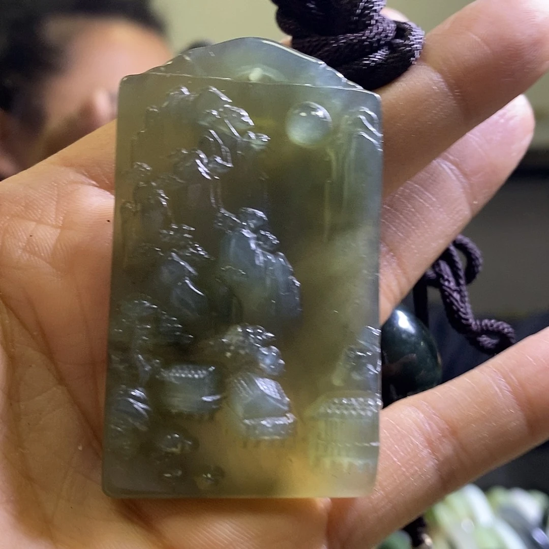 岫玉未镶嵌颈饰一个