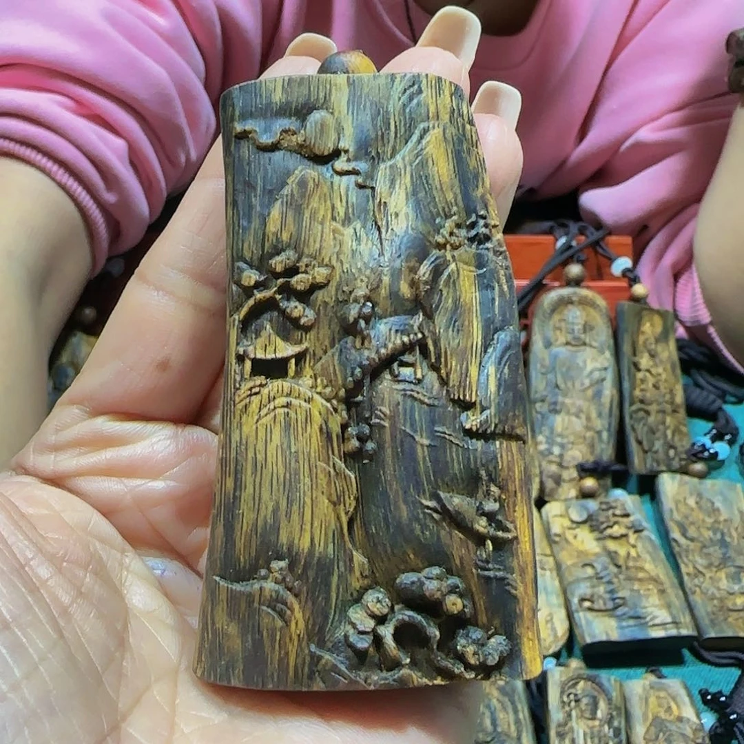 沉香吊坠海南白奇乌身老料雕刻山水牌带绳40克