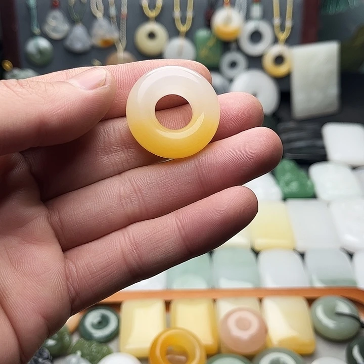 石英质玉（金丝玉）未镶嵌颈饰