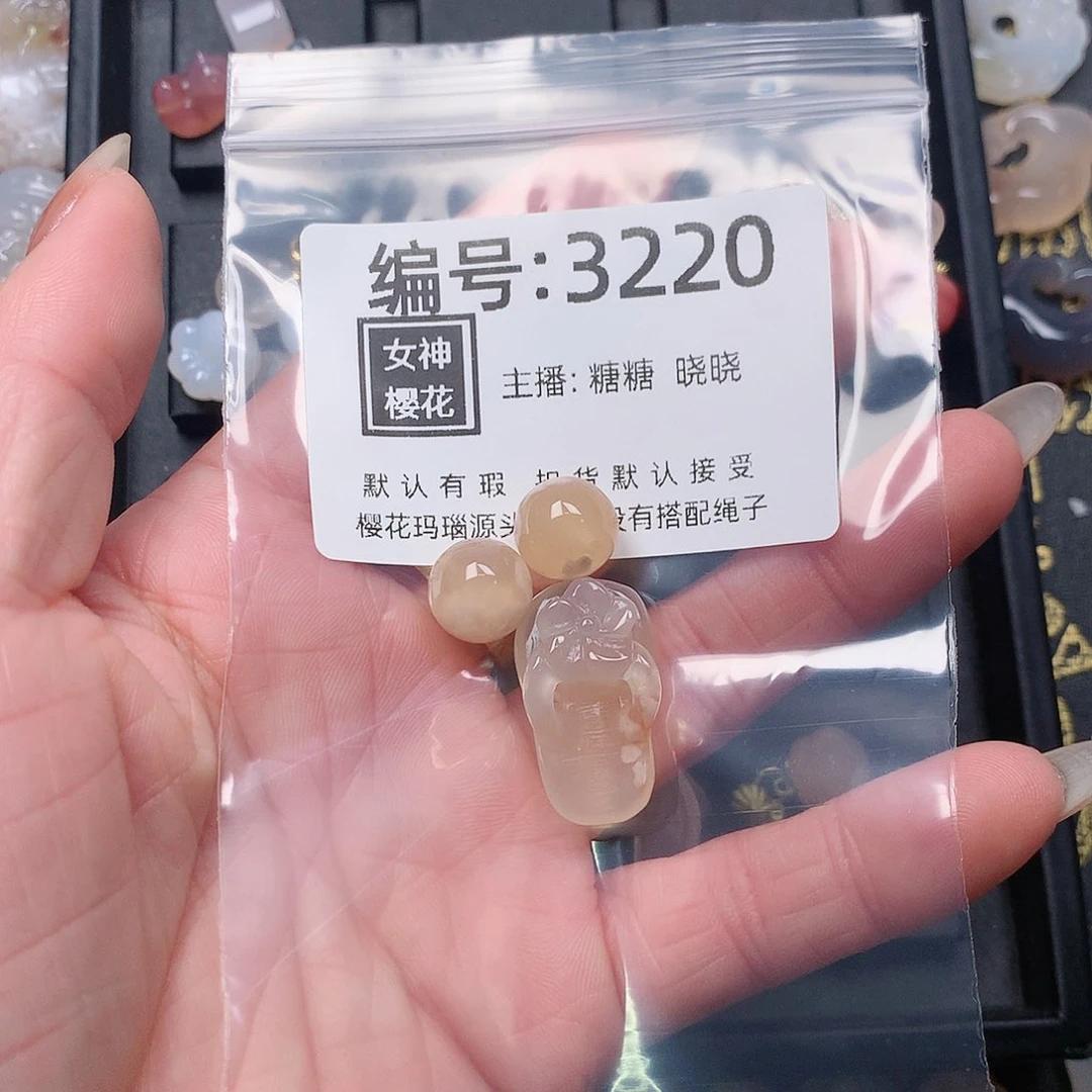 玛瑙/玉髓颈饰合金依**舍
