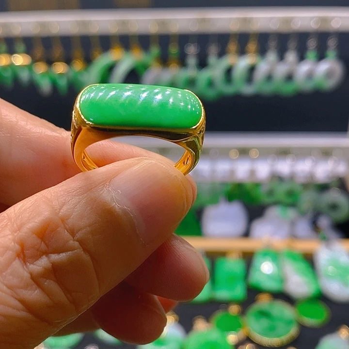 18K金镶嵌戒指翡翠戒指