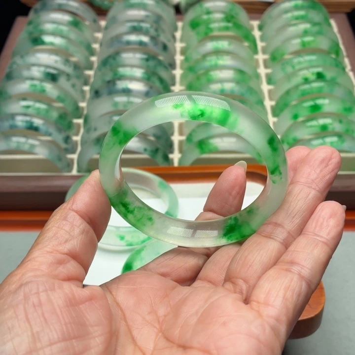 平***人石英质玉未镶嵌手镯