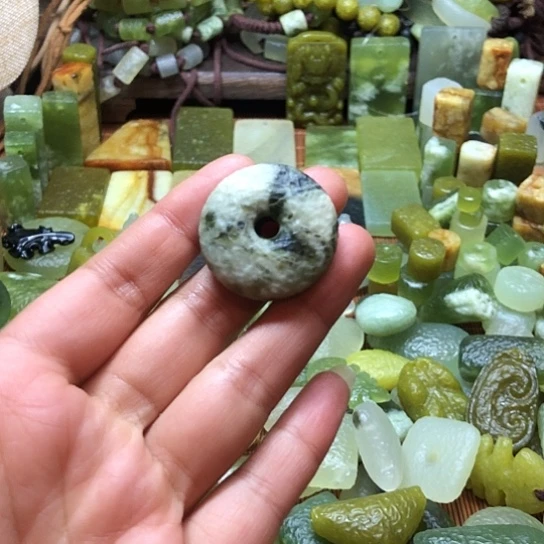 未镶嵌岫玉吊坠岫