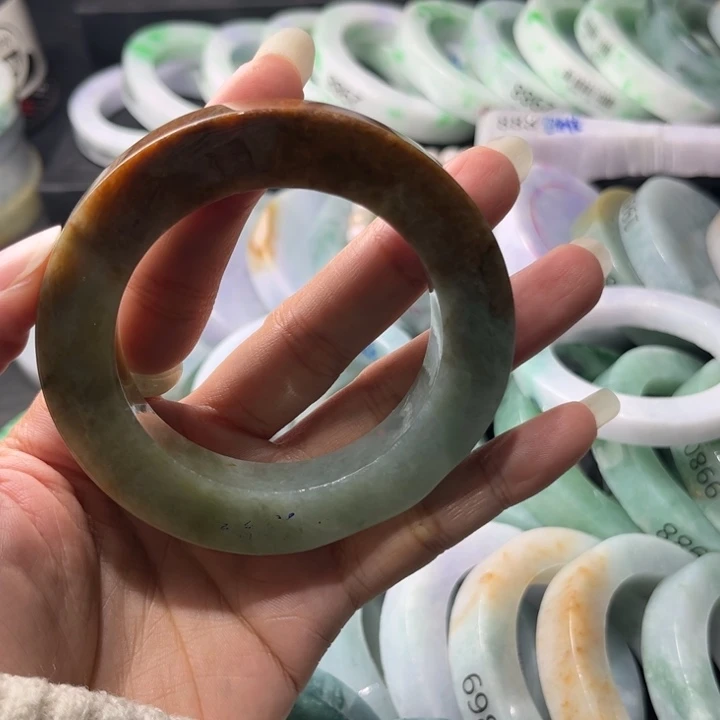 定制翡翠未镶嵌翡翠手镯