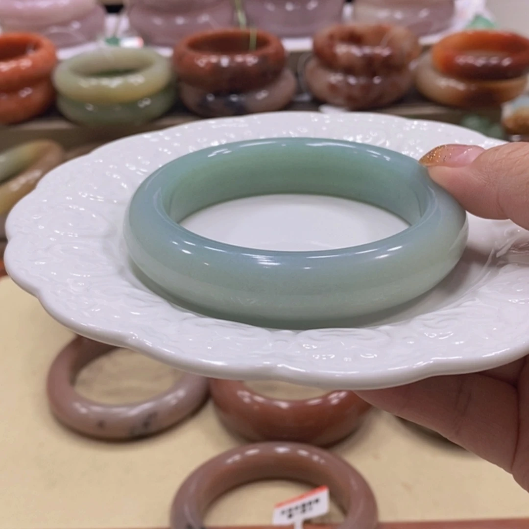 【闪购商品】未镶嵌手镯石英质玉