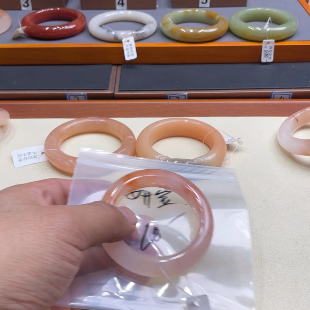 未镶嵌手镯石英质玉妍*