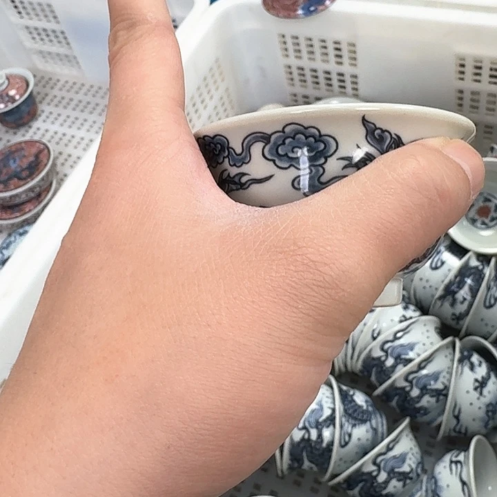 瓷片青花铠甲龙主人杯