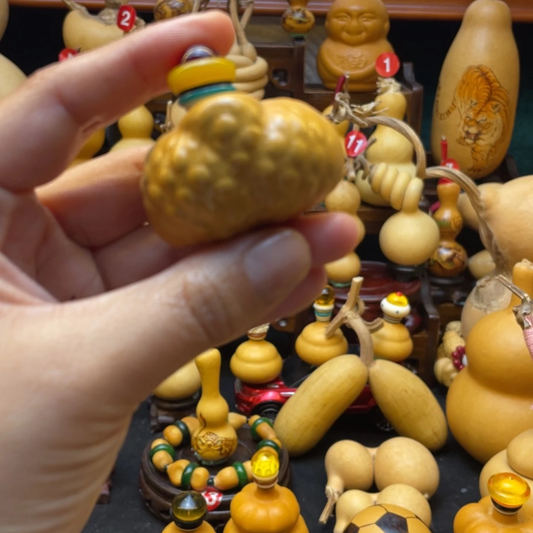 7**?葫芦等多种颜色的花鸟画作品被国内外收藏