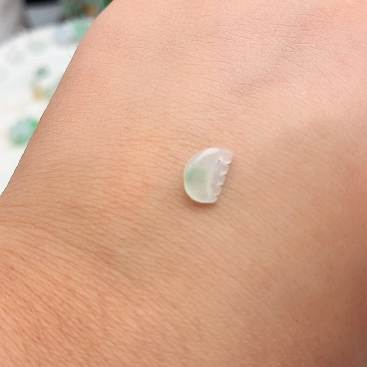 颈饰未镶嵌翡翠白冰飘绿
