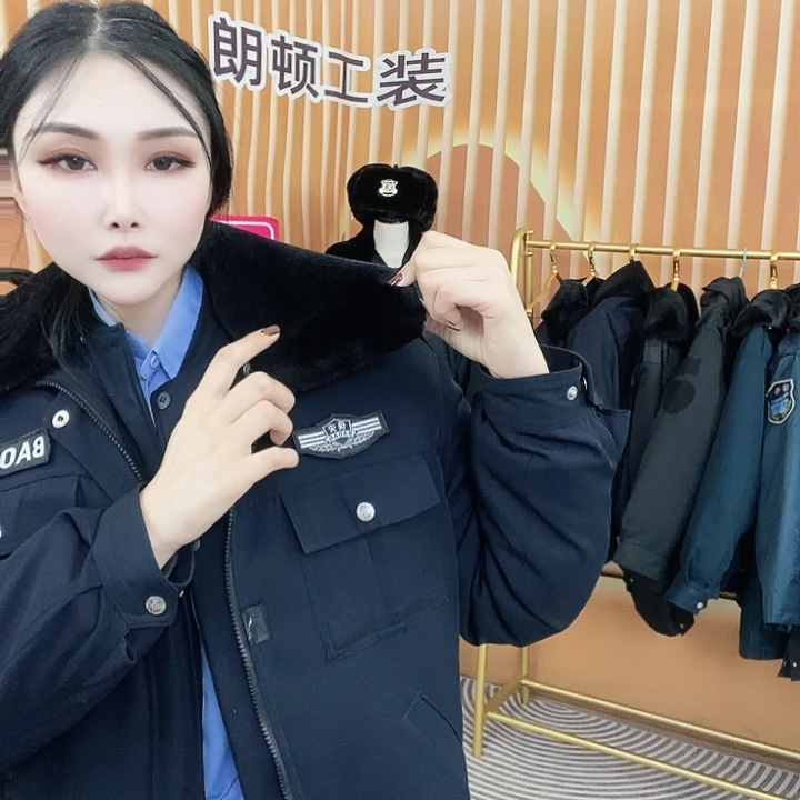 藏青色夹克棉衣上的毛领一条