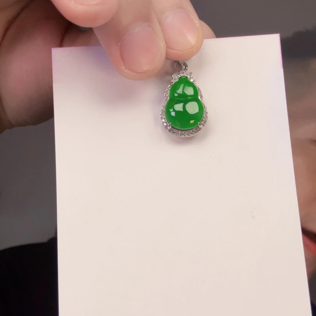 翡翠未镶嵌颈饰一件