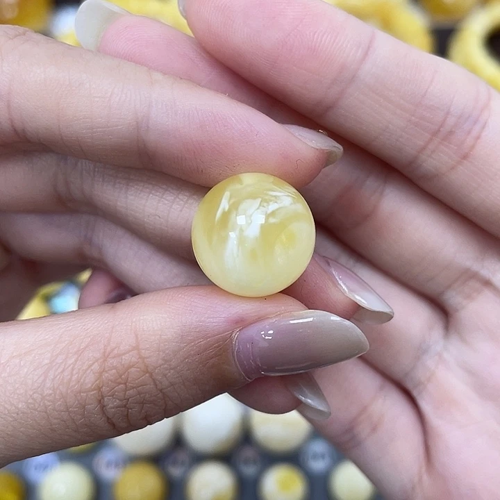 琥珀未镶嵌裸石15mm瑕 450