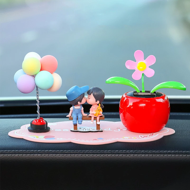 汽车摆件创意可爱太阳花情侣娃娃中控台摆件车内饰高级感卡通公仔