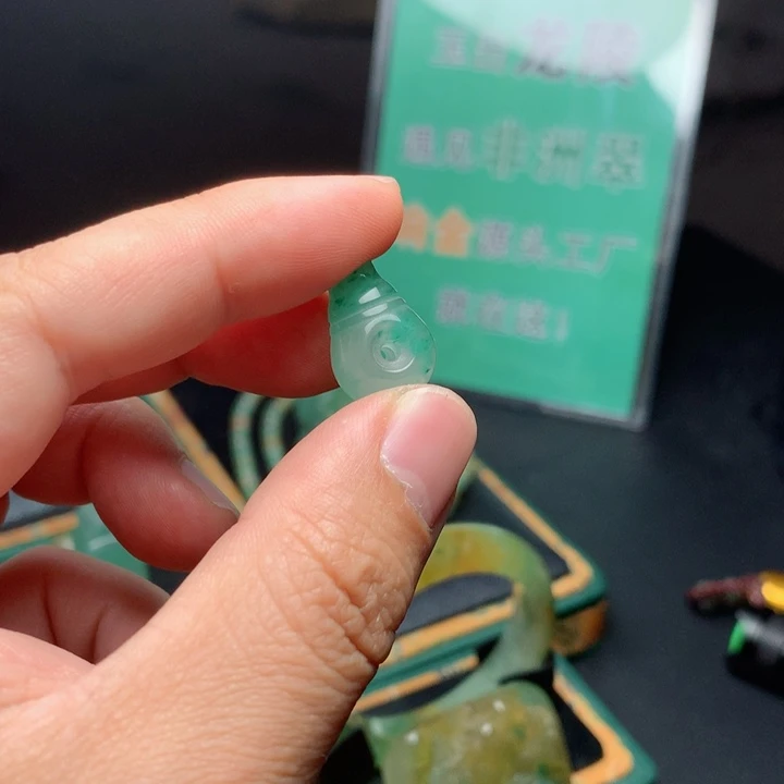 石英质玉未镶嵌颈饰