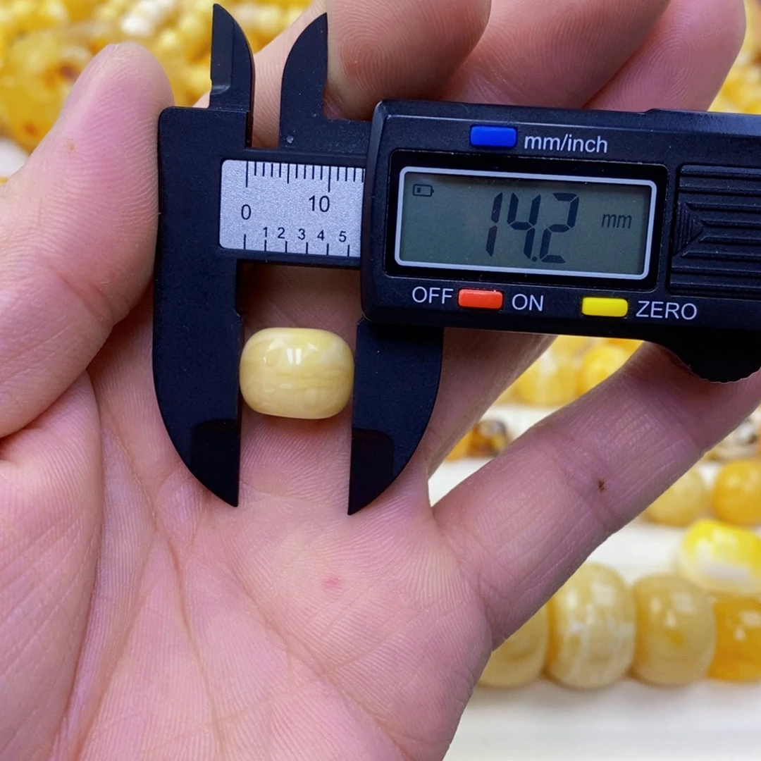 凹***。琥珀未镶嵌珠宝奇石