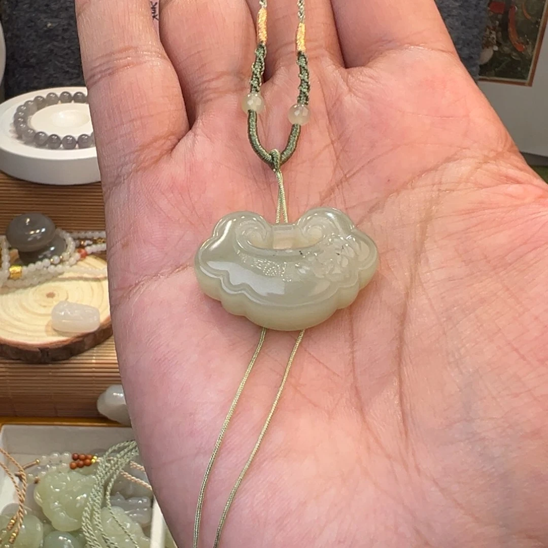 和田玉吊坠(不含链)未镶嵌30mm锁特价款微瑕疵