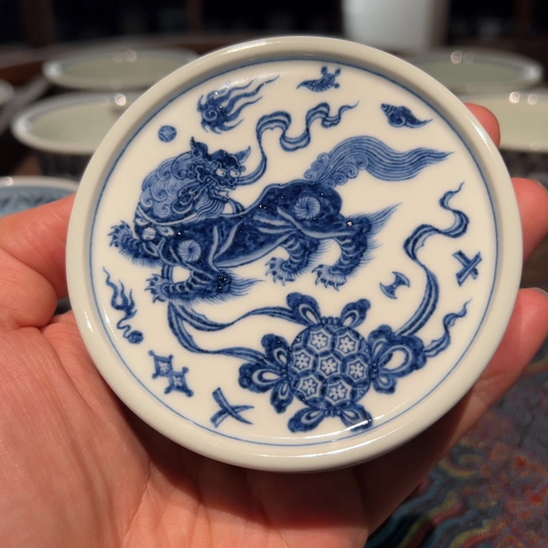 陶精品青花狮子戏球盖置面径约8.2