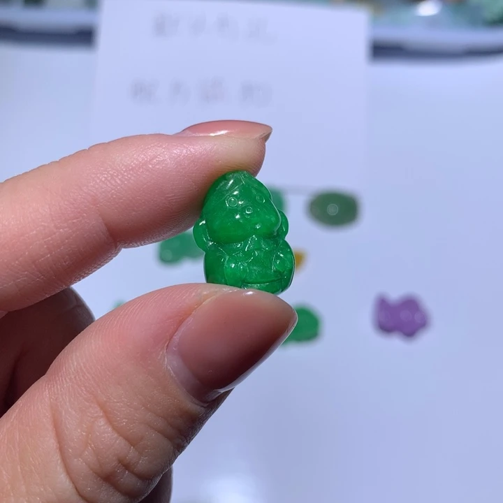 翡翠未镶嵌颈饰猪