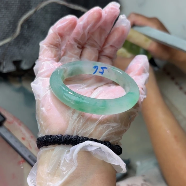 石英质玉手镯未镶嵌海**饭定制