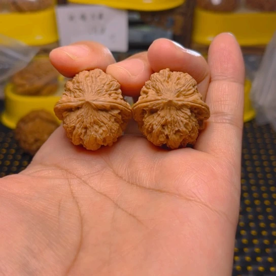 文玩核桃吊坠绣球