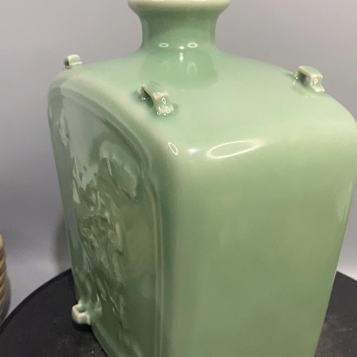 龙泉窑四系扁瓶造型独特