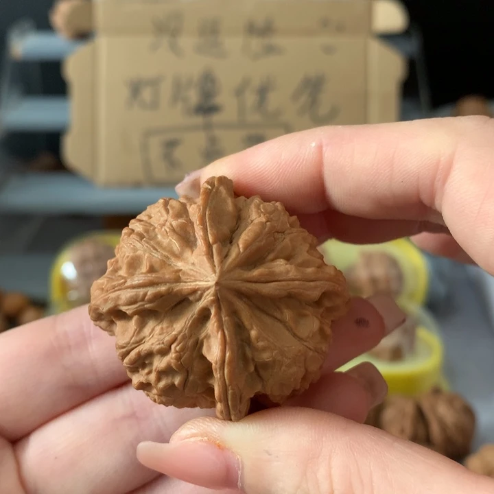 肆****吊坠文玩核桃异形单只，有瑕疵