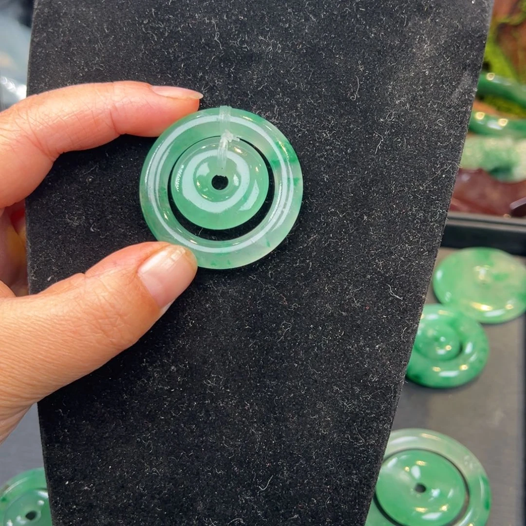 石英质玉（非洲翠）未镶嵌颈饰