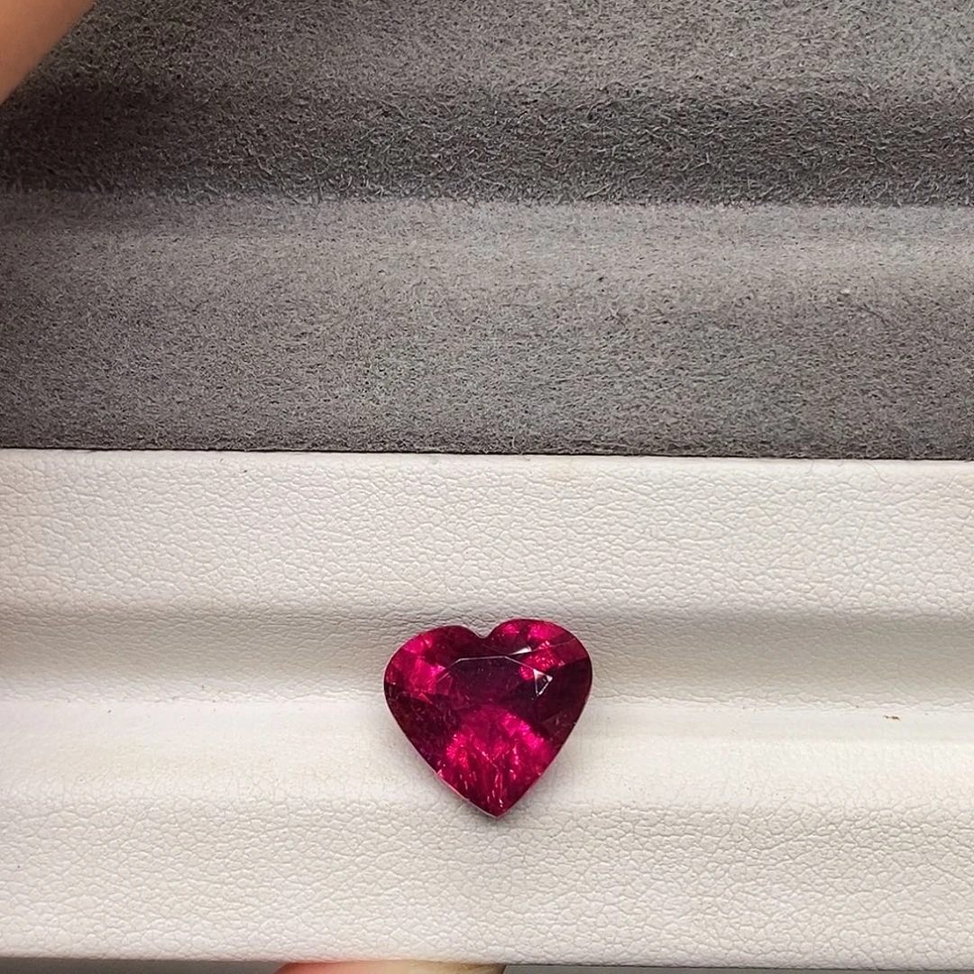 碧玺未镶嵌裸石4.685克拉天然卢比来碧玺