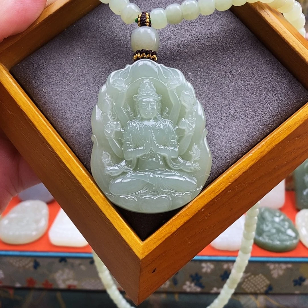 颈饰未镶嵌和田玉千手观音属鼠配戴