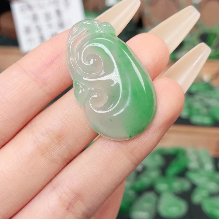 石英质玉（非洲翠）未镶嵌颈饰