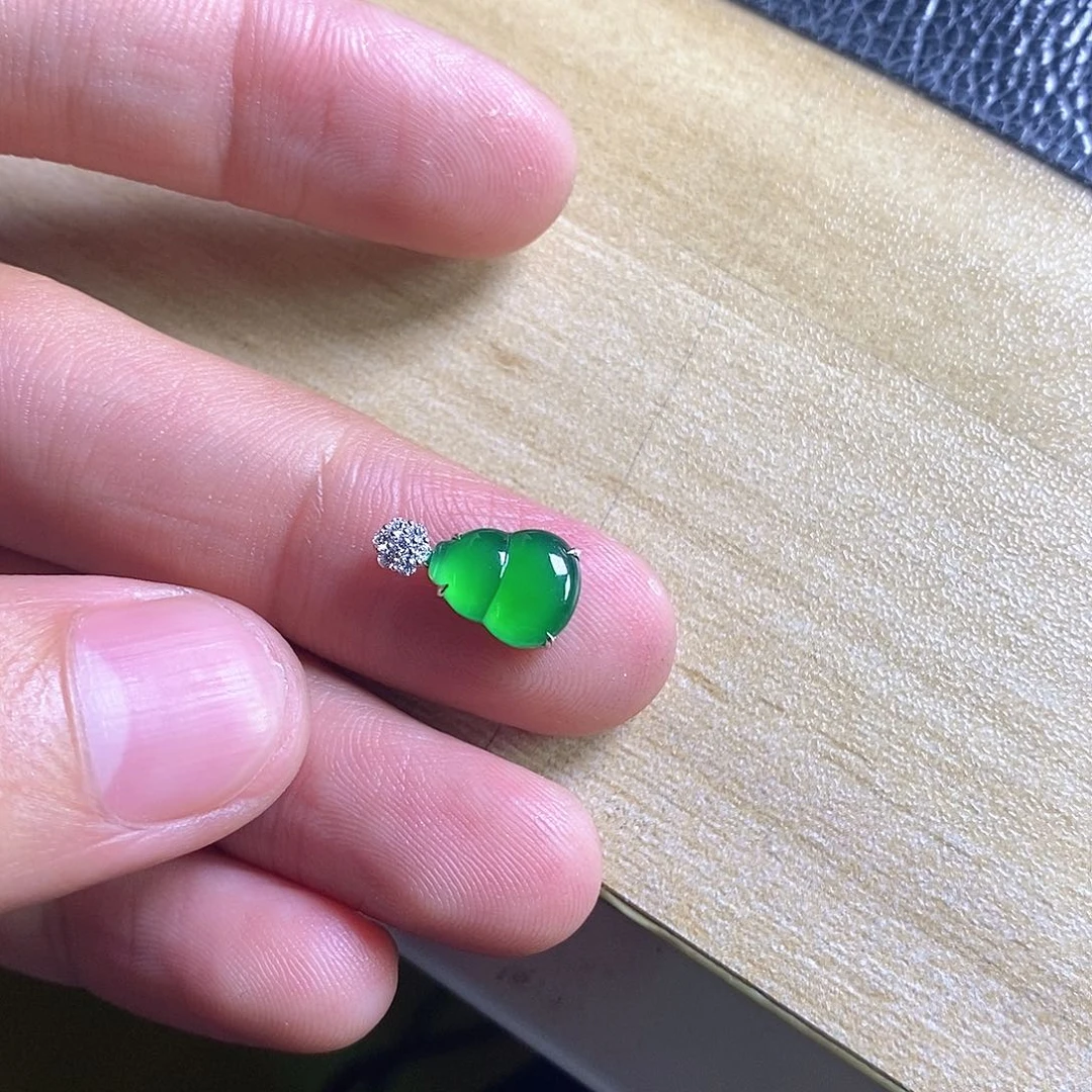 颈饰18K金镶嵌翡翠