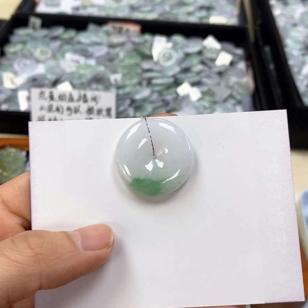 翡翠颈饰未镶嵌平安扣