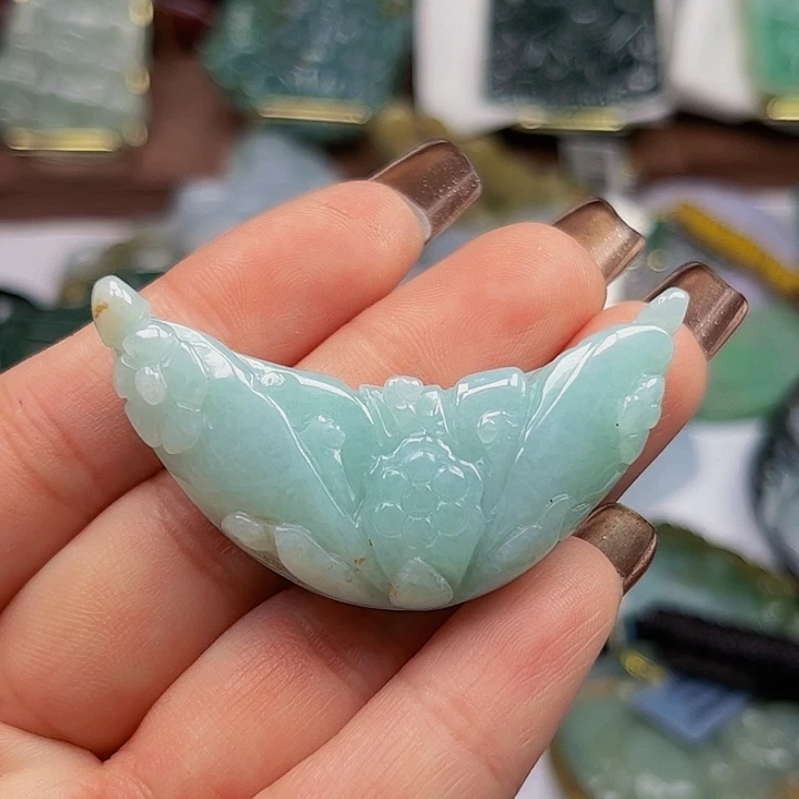 翡翠未镶嵌颈饰挂件