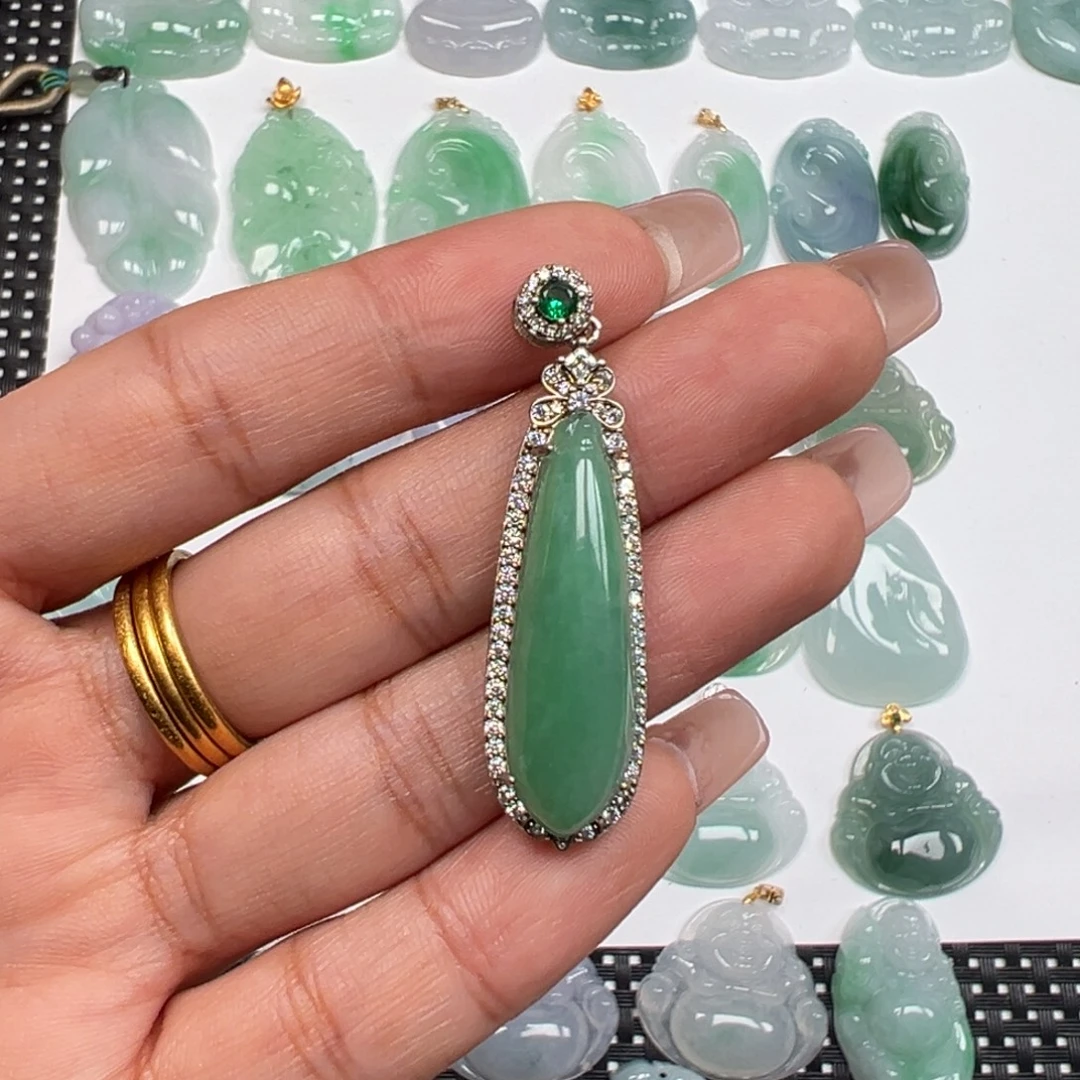 宜***家翡翠银S925镶嵌颈饰福瓜