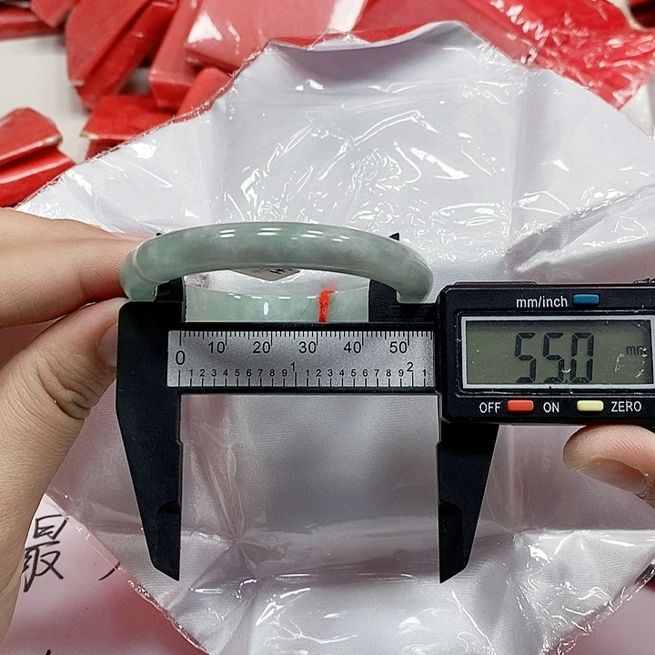 翡翠手镯未镶嵌5。