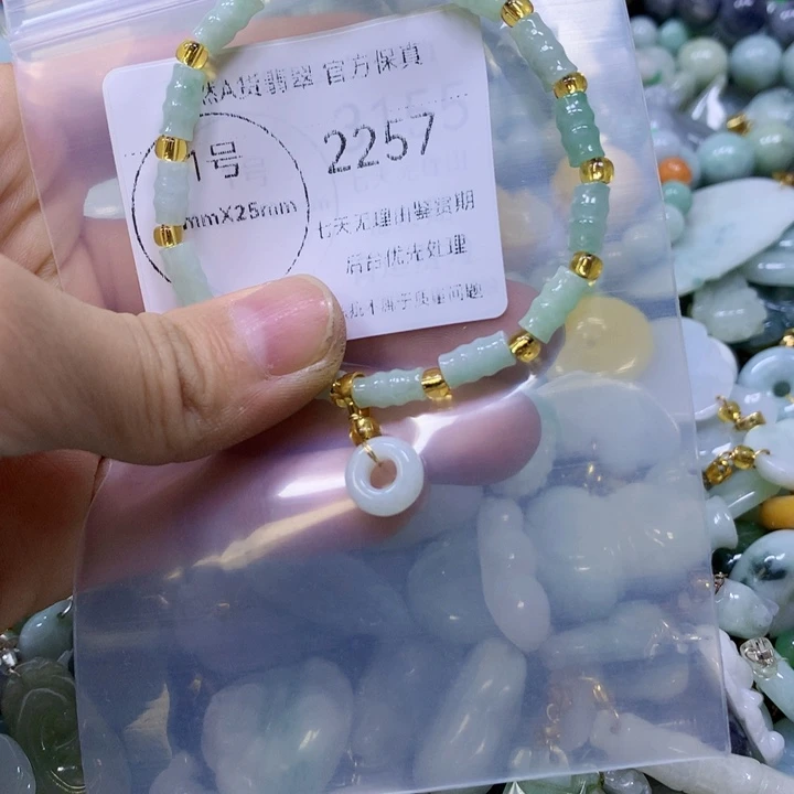 翡翠足银镀金镶嵌颈饰翡翠