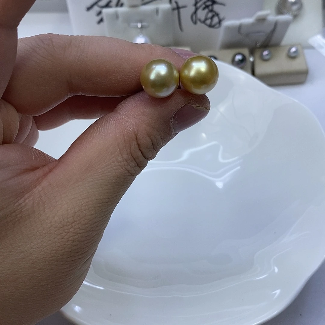 18K金镶嵌海水珍珠耳饰