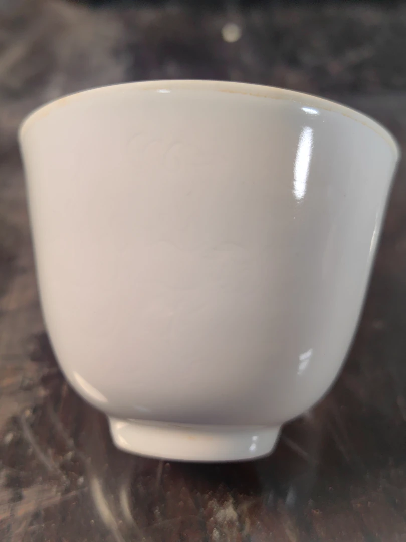 甜白釉陶瓷杯子。