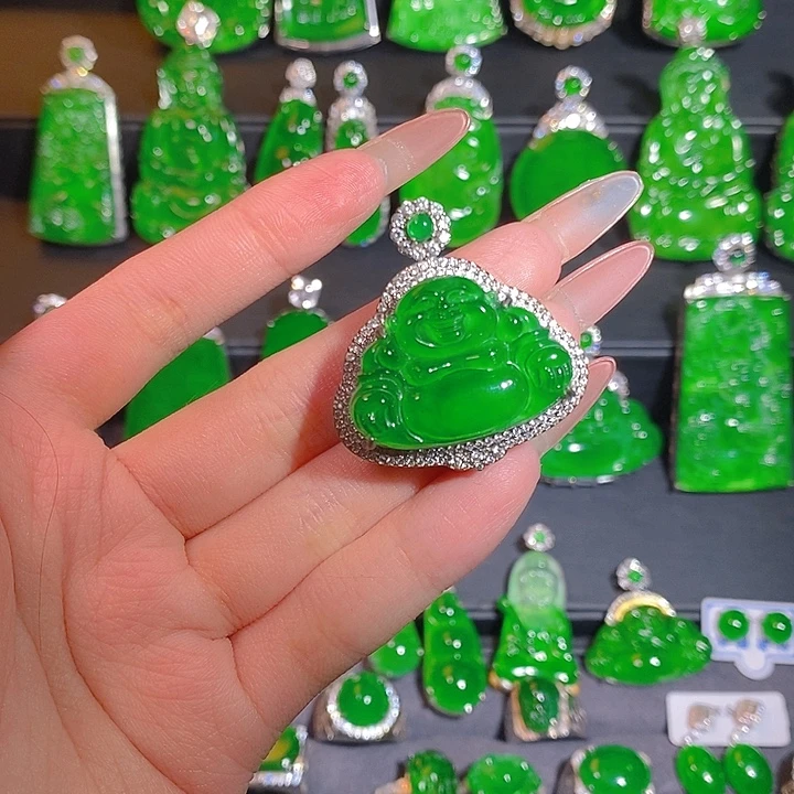 翡翠未镶嵌颈饰。。