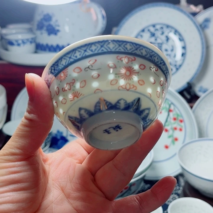 青花玲珑小茶碗加彩兰花