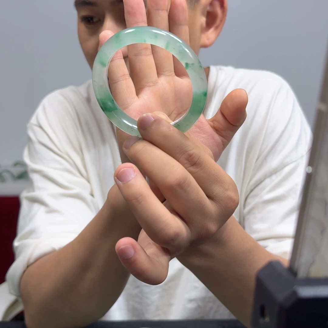 石英质玉（非洲翠）手镯未镶嵌