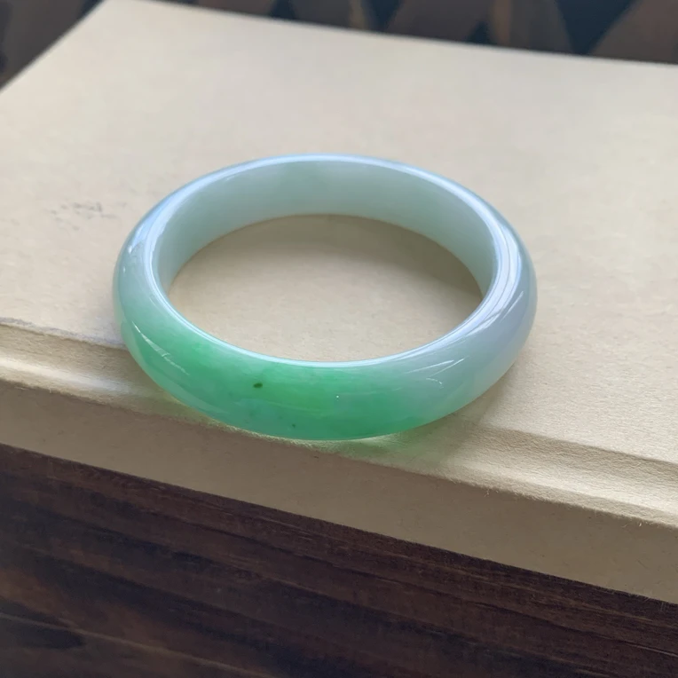 30，冰润细腻阳绿手镯，天然翡翠缅A，圈口55.6-12.3-8，细纹！
