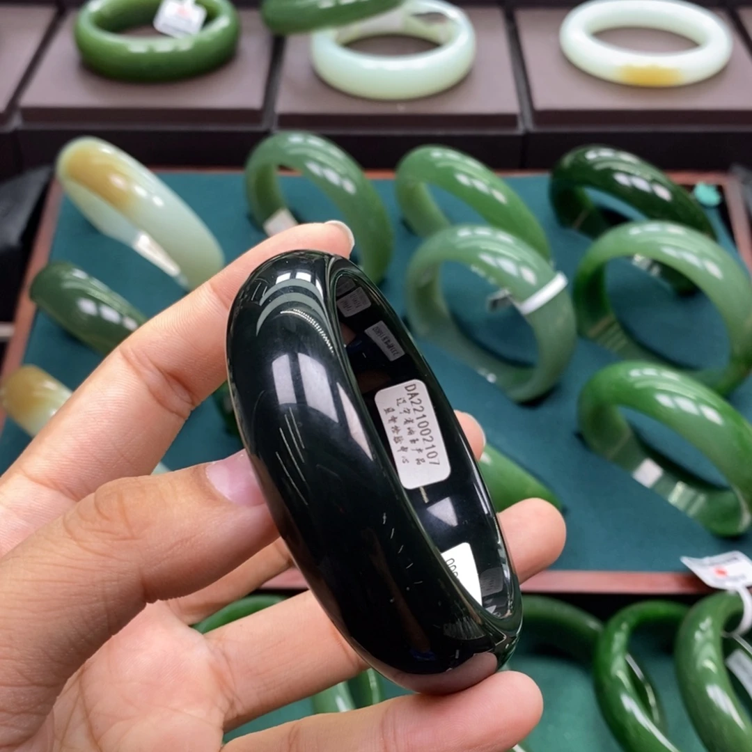 和田玉（碧玉）未镶嵌手镯