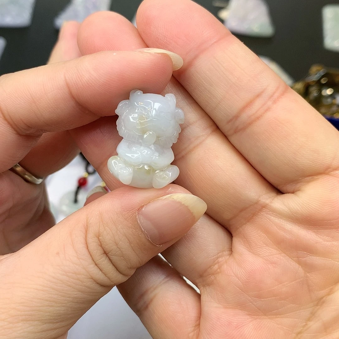 翡翠颈饰未镶嵌狮子