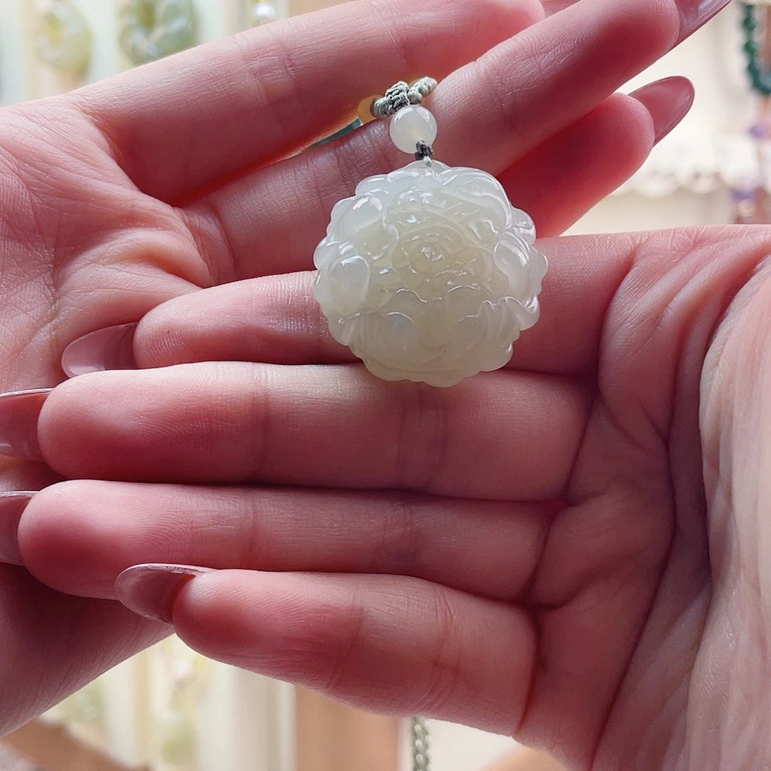 张***碎和田玉未镶嵌吊坠(赠链)