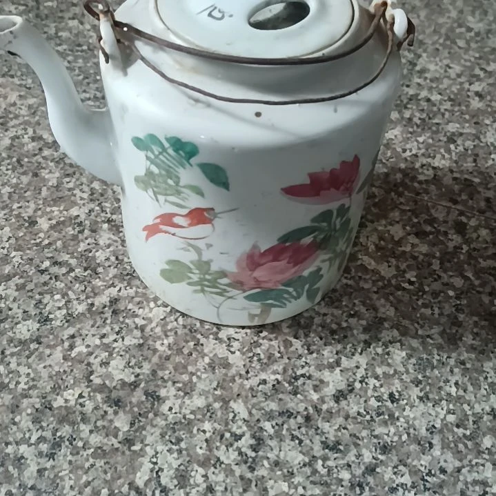 罐凉*粉彩小茶壶，有残了