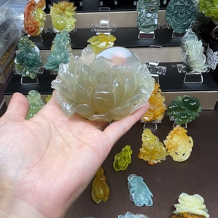 樱***米蛇纹石玉未镶嵌颈饰