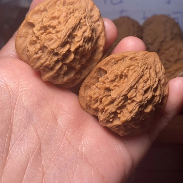 文玩核桃吊坠红狮子